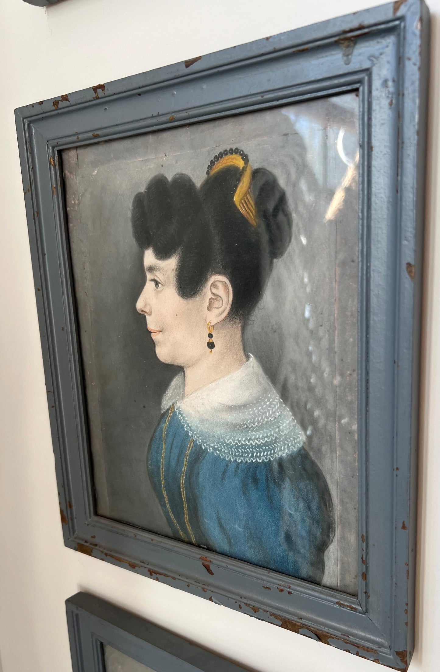 Artwork - Blue Frame Brunette Facing Left 2